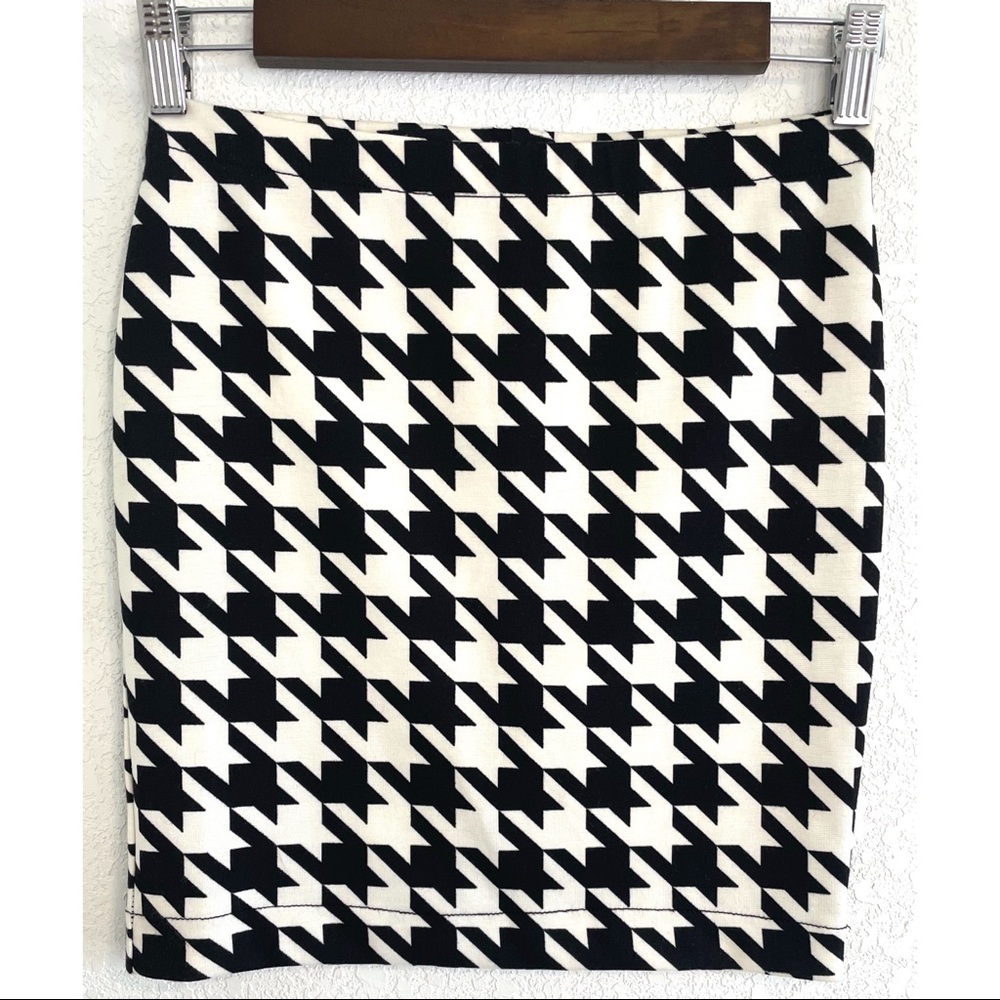 5/$20 Candie’s black white mini skirt extra small
